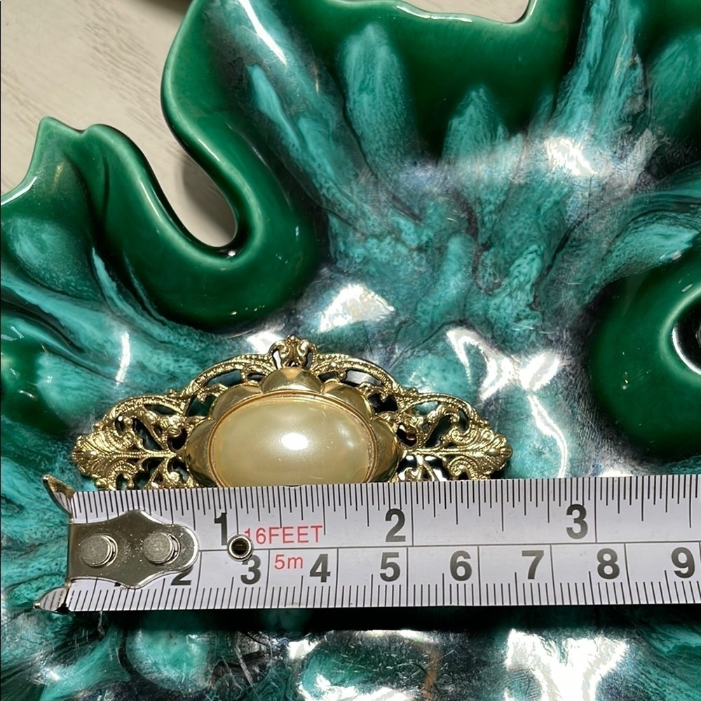 Gold and Cream Pearlescent Oval Brooch with Filigree Design - Picture 9 of 13